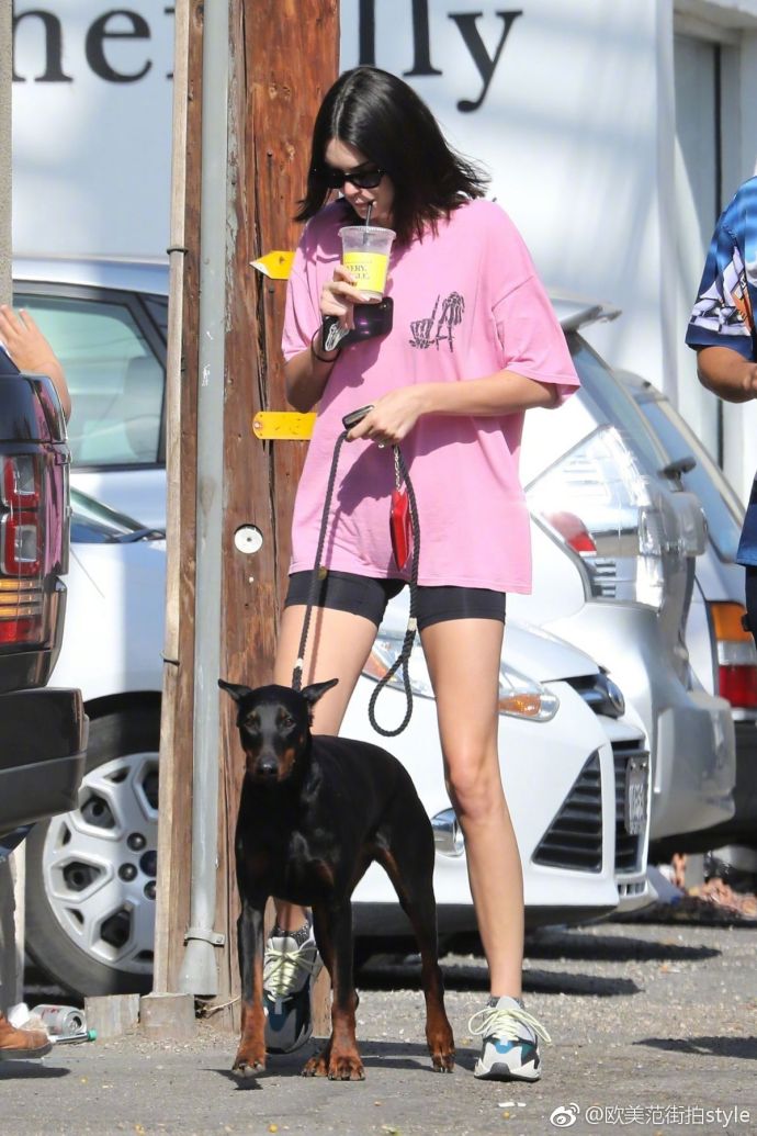 欧美美女明星Kendall Jenner身穿桃粉色T恤牵着狗狗 6