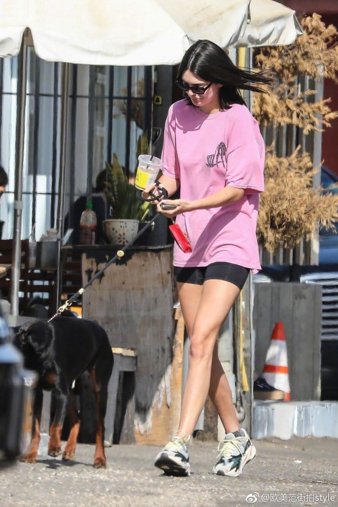 欧美美女明星Kendall Jenner身穿桃粉色T恤牵着狗狗 8