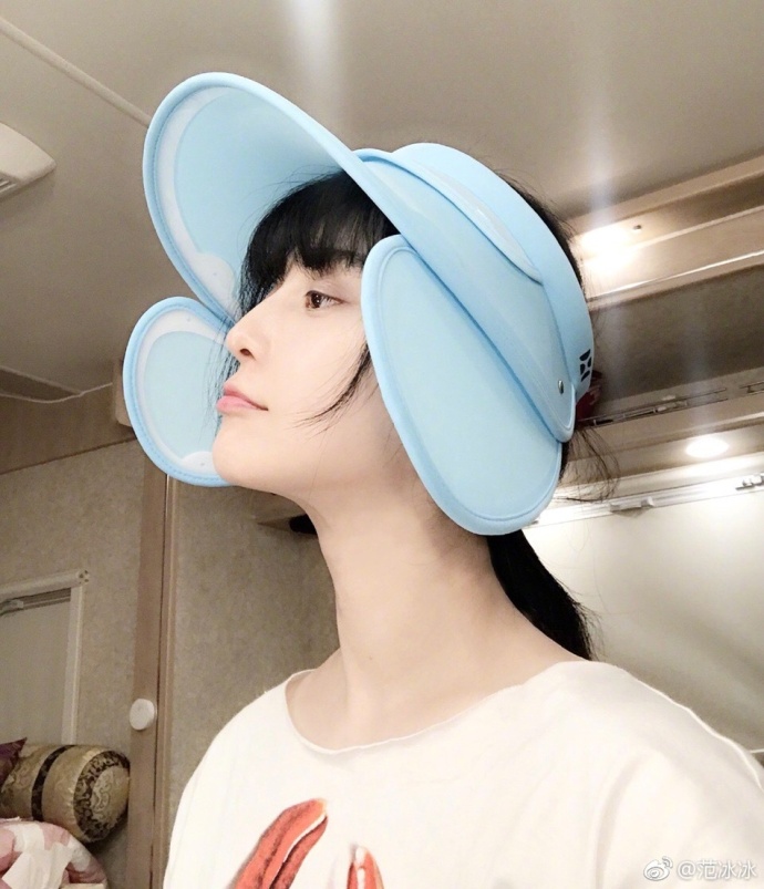 青岛美女明星范冰冰带上可爱的帽子与口罩眨眼 2
