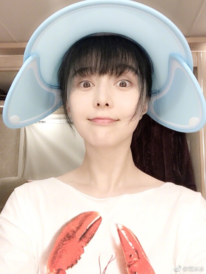 青岛美女明星范冰冰带上可爱的帽子与口罩眨眼 3