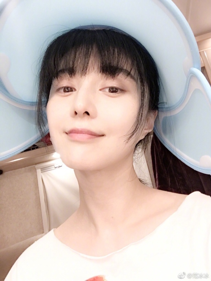 青岛美女明星范冰冰带上可爱的帽子与口罩眨眼 4