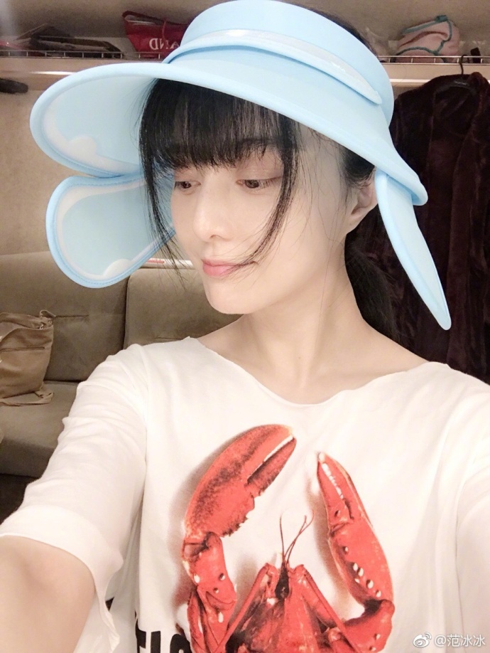 青岛美女明星范冰冰带上可爱的帽子与口罩眨眼 5