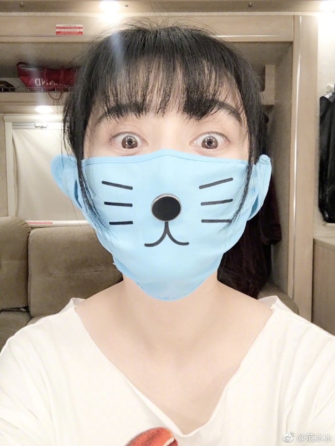 青岛美女明星范冰冰带上可爱的帽子与口罩眨眼 6