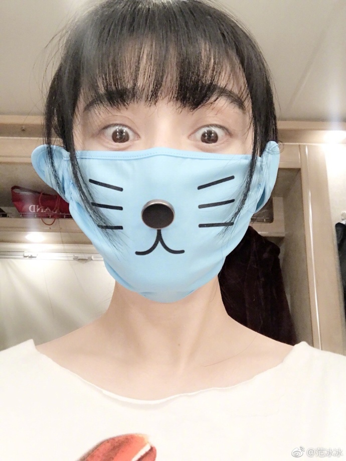 青岛美女明星范冰冰带上可爱的帽子与口罩眨眼 7