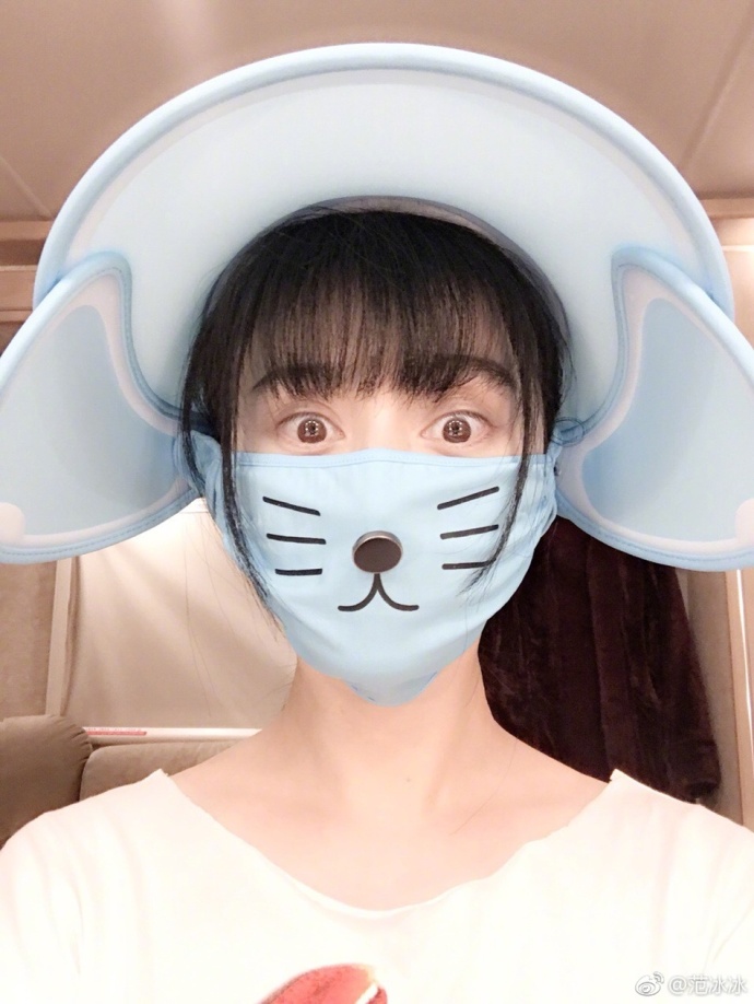 青岛美女明星范冰冰带上可爱的帽子与口罩眨眼 8