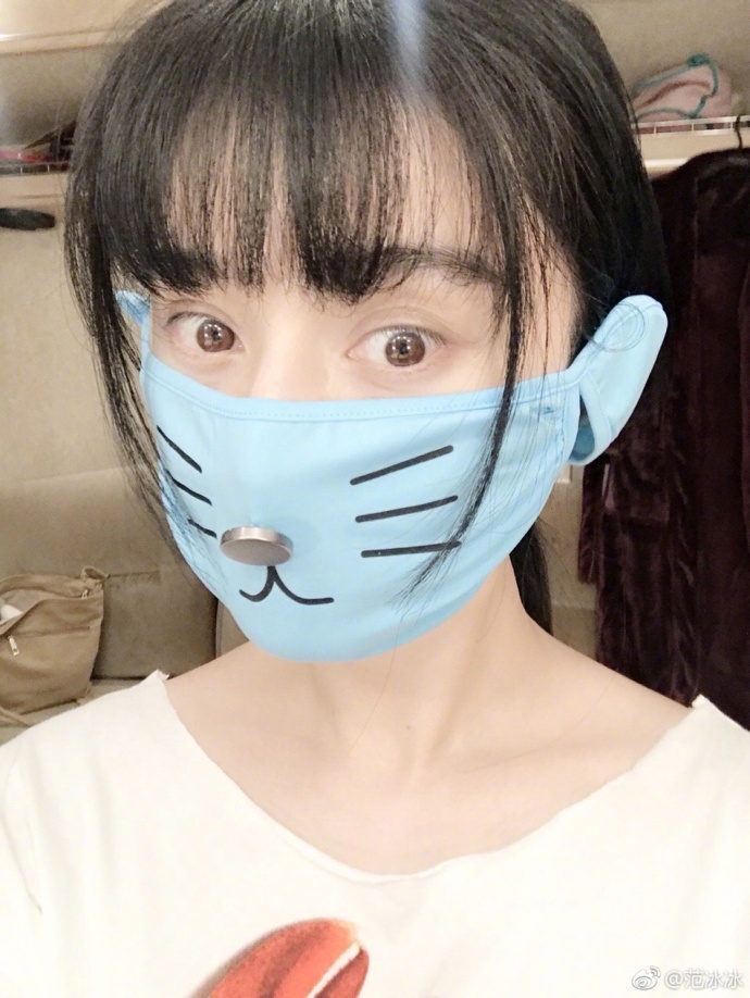 青岛美女明星范冰冰带上可爱的帽子与口罩眨眼 9