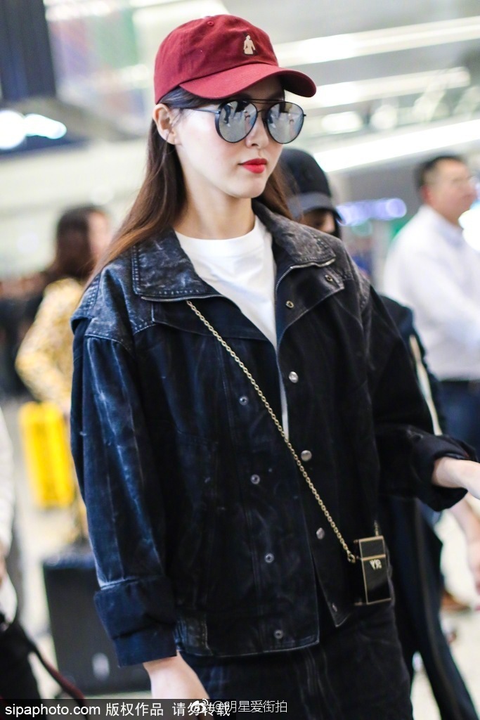 上海美女明星唐嫣一身黑色牛仔装现身上海机场 4