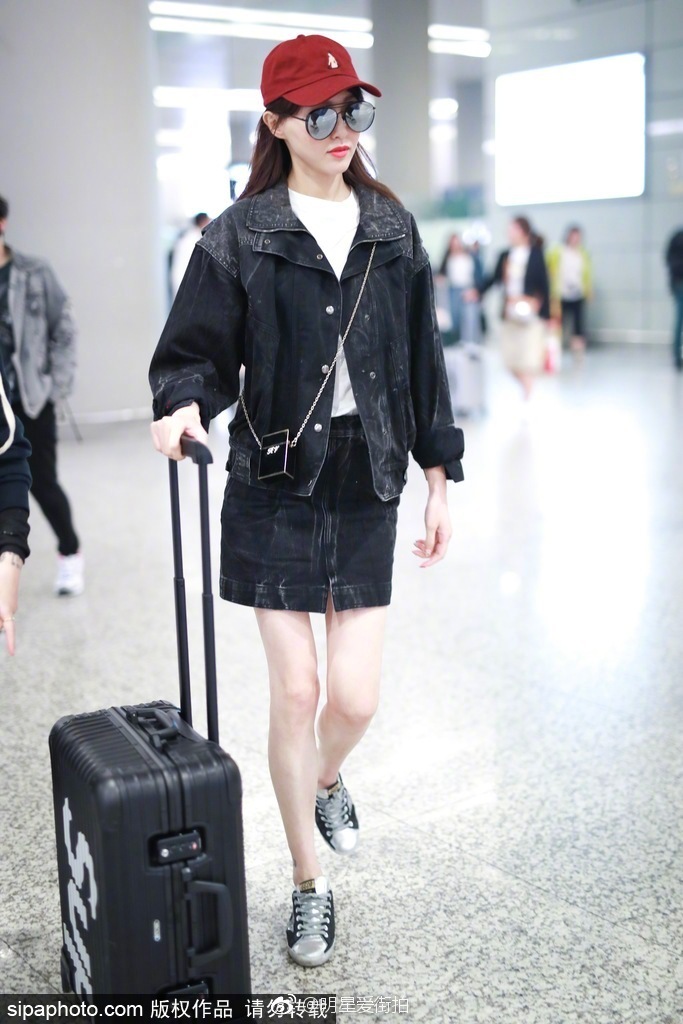 上海美女明星唐嫣一身黑色牛仔装现身上海机场 7