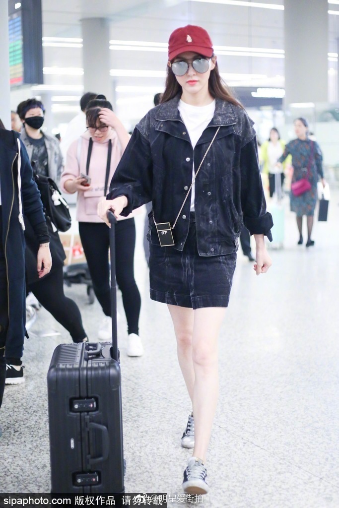 上海美女明星唐嫣一身黑色牛仔装现身上海机场 9