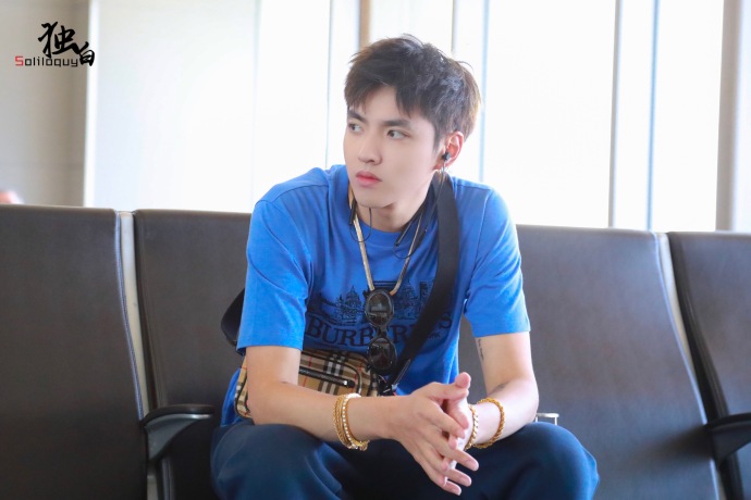 内地小鲜肉男明星吴亦凡蓝色运动休闲风现身机 5