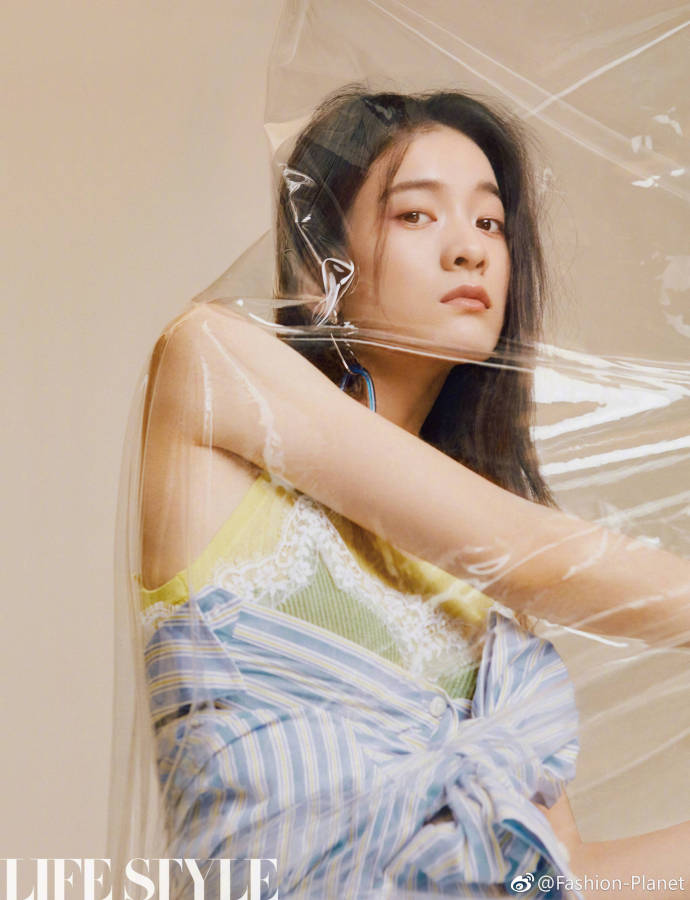 浙江美女明星张雪迎登上《精品购物指南》杂志 2