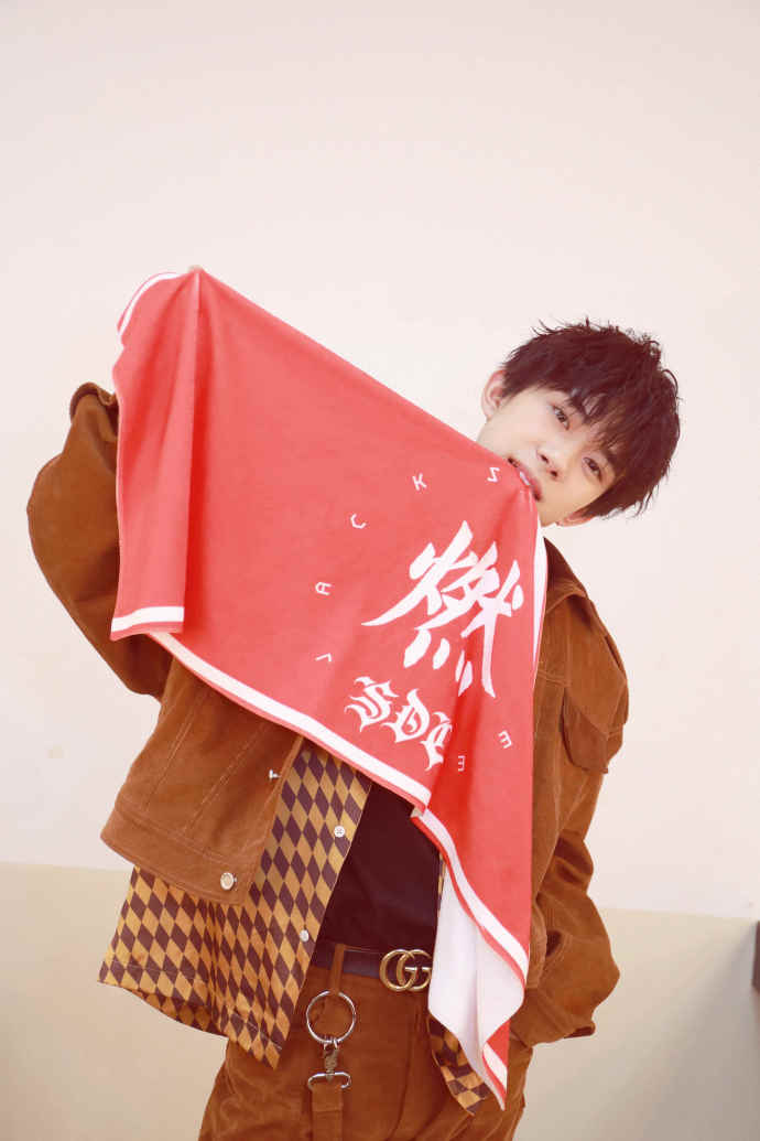 内地男明星帅哥易烊千玺手拿毛巾《这！就是街 3