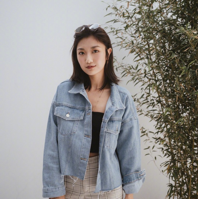 清纯美女高腰裤搭配牛仔外套帅气街拍图片 2