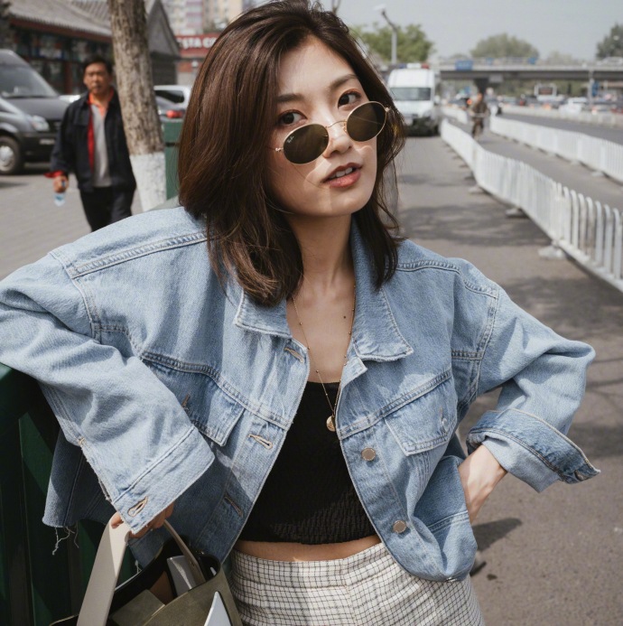 清纯美女高腰裤搭配牛仔外套帅气街拍图片 8