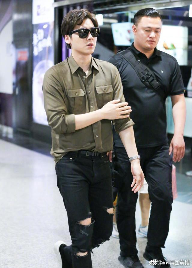 内地小鲜肉男明星李易峰现身北京机场穿橄榄绿 2