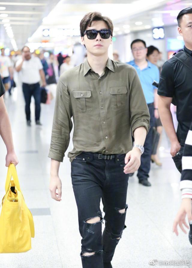 内地小鲜肉男明星李易峰现身北京机场穿橄榄绿 6