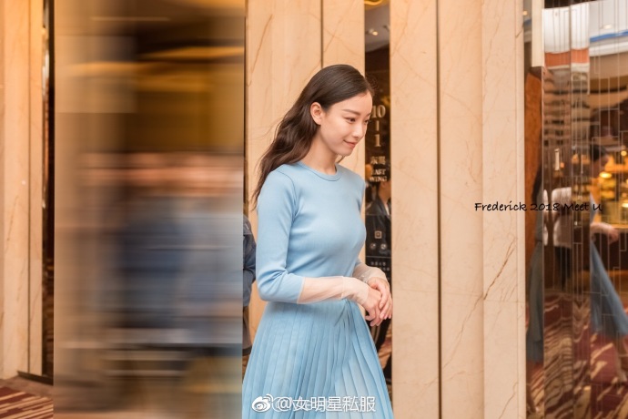 大眼美女明星倪妮身穿水蓝色裙装出席某活动清 2