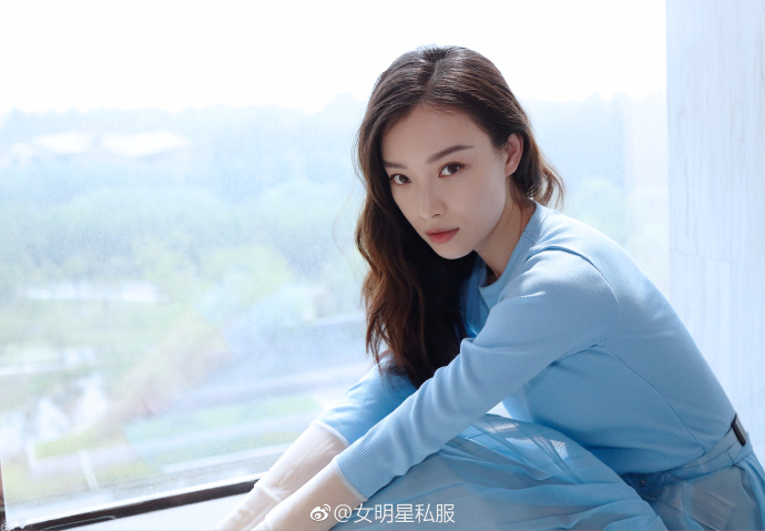 大眼美女明星倪妮身穿水蓝色裙装出席某活动清 3