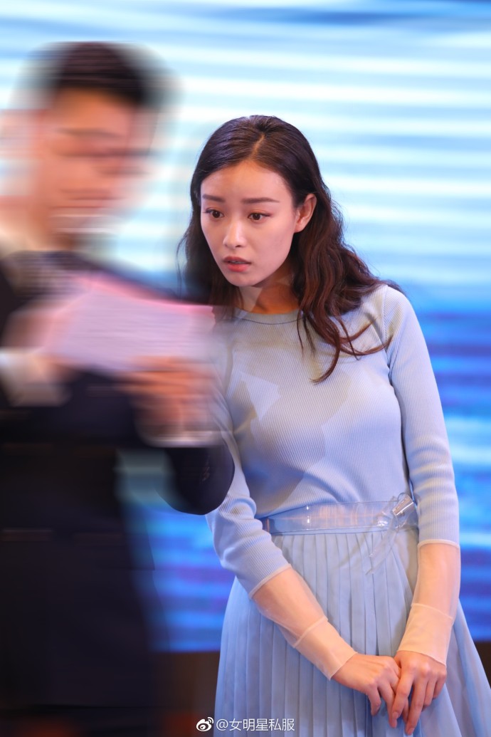 大眼美女明星倪妮身穿水蓝色裙装出席某活动清 6