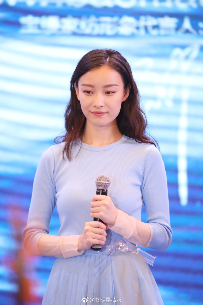 大眼美女明星倪妮身穿水蓝色裙装出席某活动清 7
