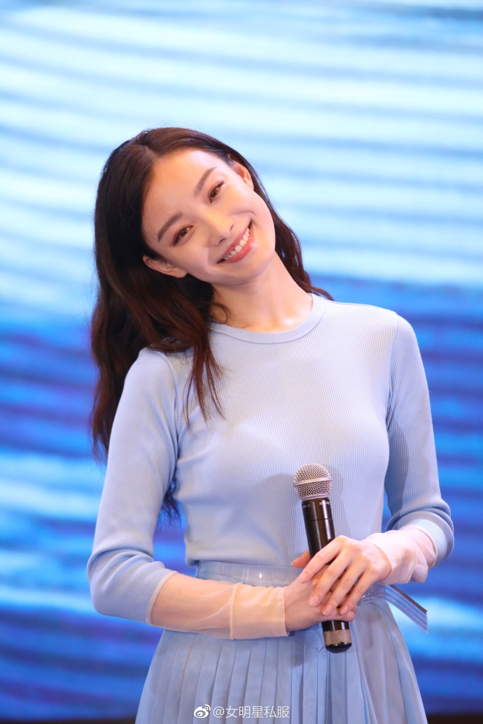 大眼美女明星倪妮身穿水蓝色裙装出席某活动清 9