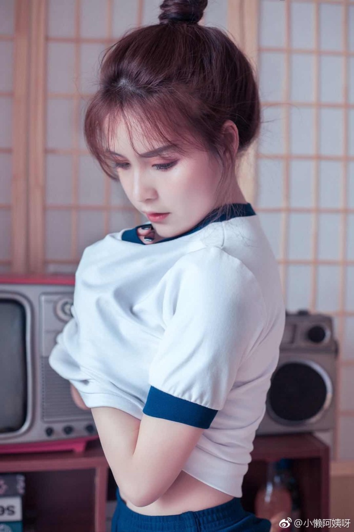 清纯美女模特苗子初夏私房图片 8