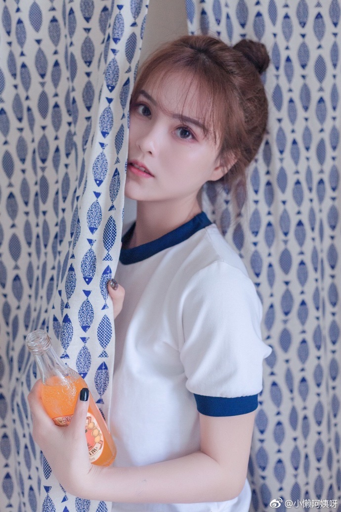 清纯美女模特苗子初夏私房图片 9