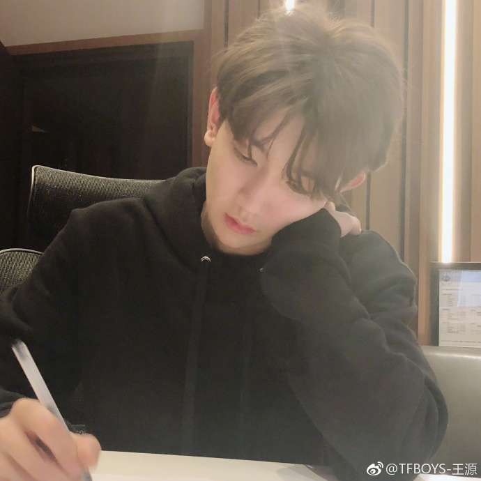 重庆小哥哥男明星王源自拍照 3