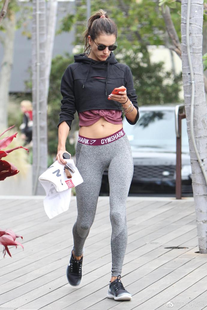 欧美美女巴西天使Alessandra Ambrosio在洛杉矶出街前 8