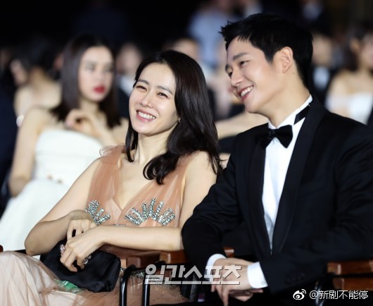 韩国明星孙艺珍丁海寅牵手出席54届百想艺术大赏 6