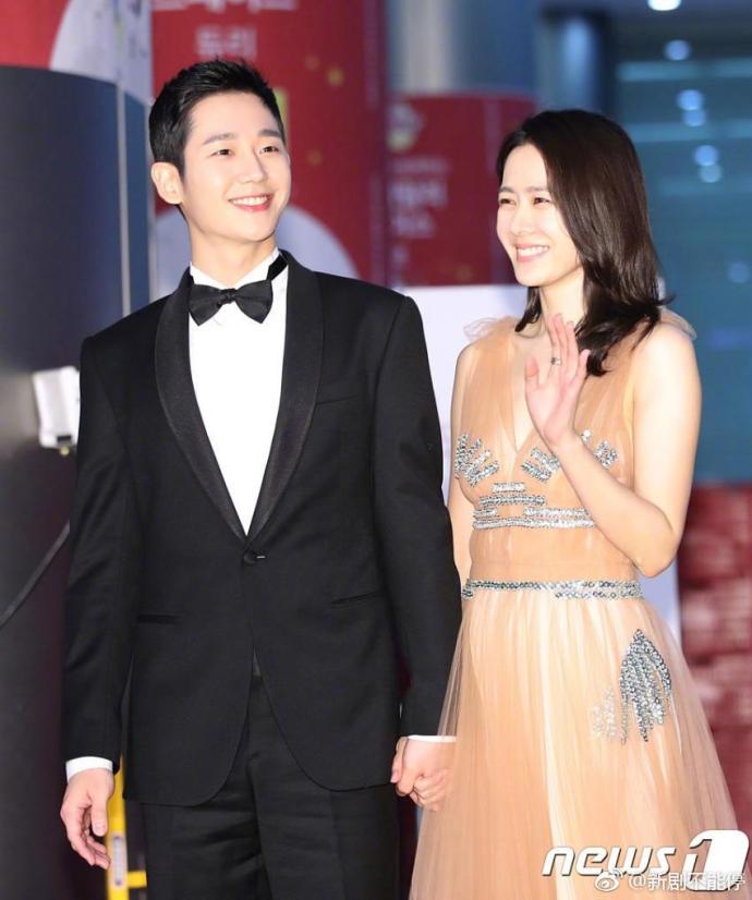 韩国明星孙艺珍丁海寅牵手出席54届百想艺术大赏 8