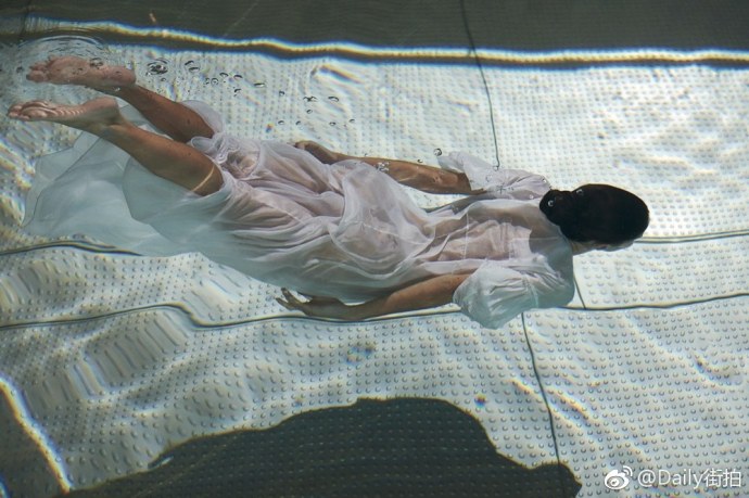 欧美美女维秘天使Sara Sampaio登上《 L&rsquo;Officiel Pa 3