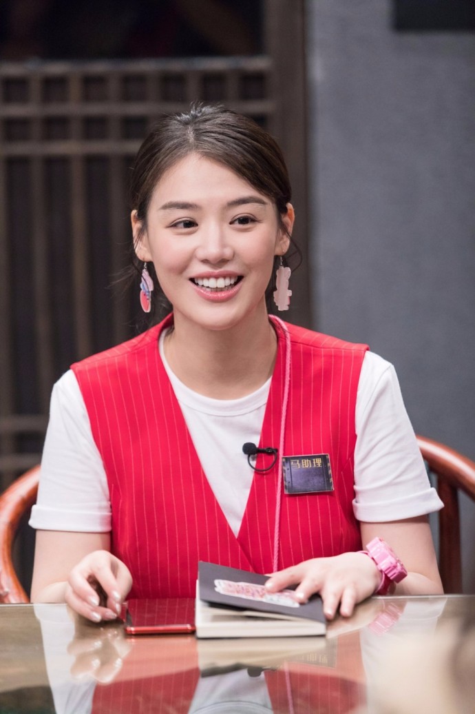 大眼美女明星马思纯身穿深V白衣露出性感锁骨出 2