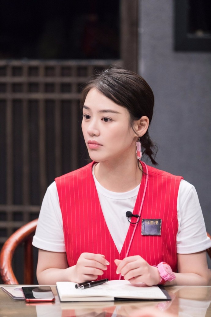 大眼美女明星马思纯身穿深V白衣露出性感锁骨出 4