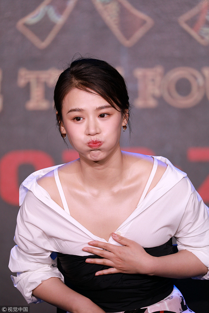 大眼美女明星马思纯身穿深V白衣露出性感锁骨出 5