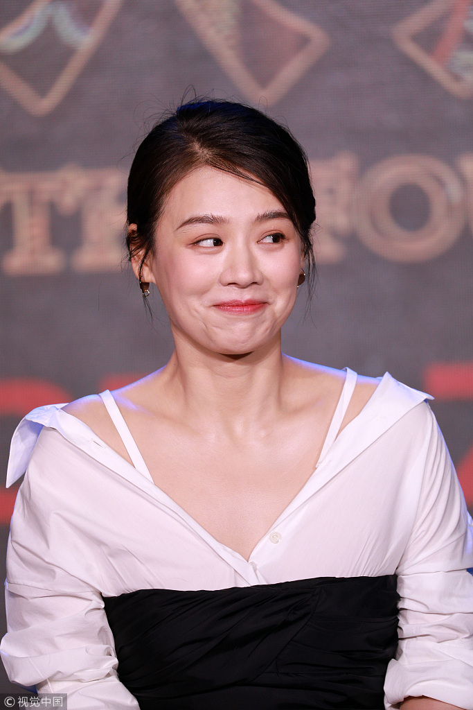 大眼美女明星马思纯身穿深V白衣露出性感锁骨出 7