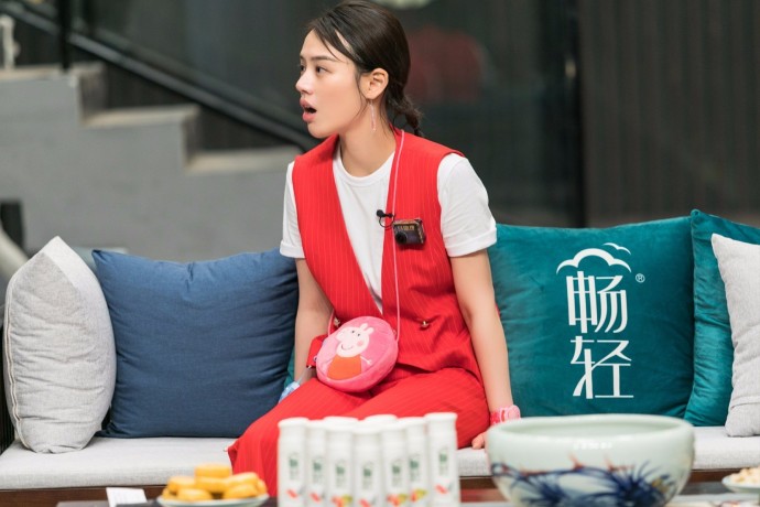 大眼美女明星马思纯身穿深V白衣露出性感锁骨出 8
