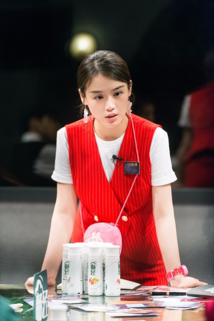 大眼美女明星马思纯身穿深V白衣露出性感锁骨出 9