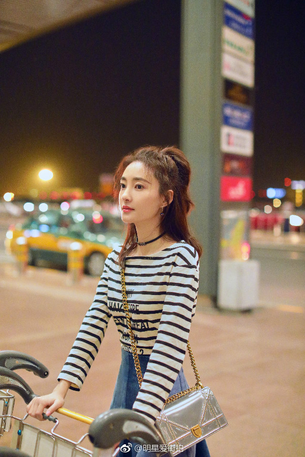 大眼美女明星王丽坤条纹上衣搭配牛仔短裙机场 3