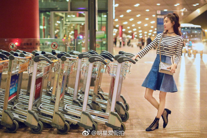 大眼美女明星王丽坤条纹上衣搭配牛仔短裙机场 5