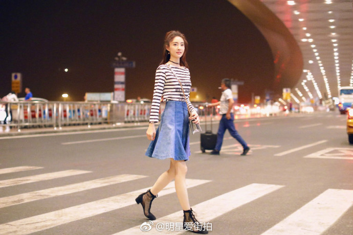 大眼美女明星王丽坤条纹上衣搭配牛仔短裙机场 6