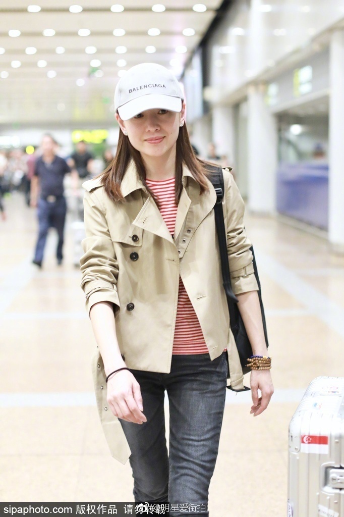 大连美女明星董洁随性现身北京机场素颜露甜笑 4