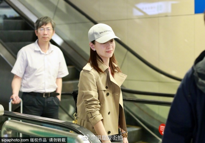 大连美女明星董洁随性现身北京机场素颜露甜笑 6