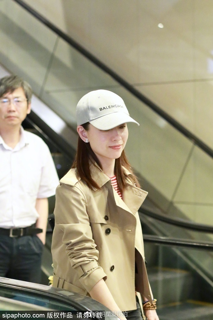 大连美女明星董洁随性现身北京机场素颜露甜笑 8