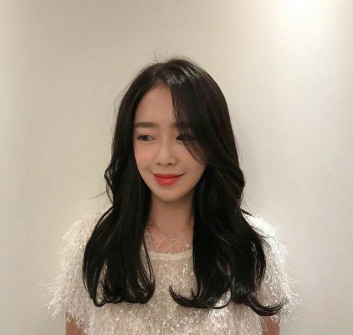 中长发美女自拍照_中长卷发发型参考