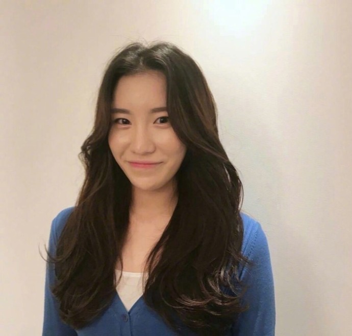 中长发美女自拍照_中长卷发发型参考