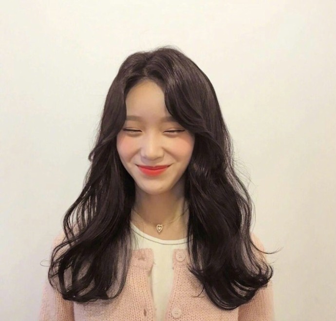 中长发美女自拍照_中长卷发发型参考 4
