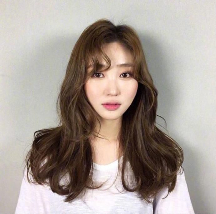 中长发美女自拍照_中长卷发发型参考 6