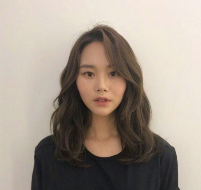 中长发美女自拍照_中长卷发发型参考 8