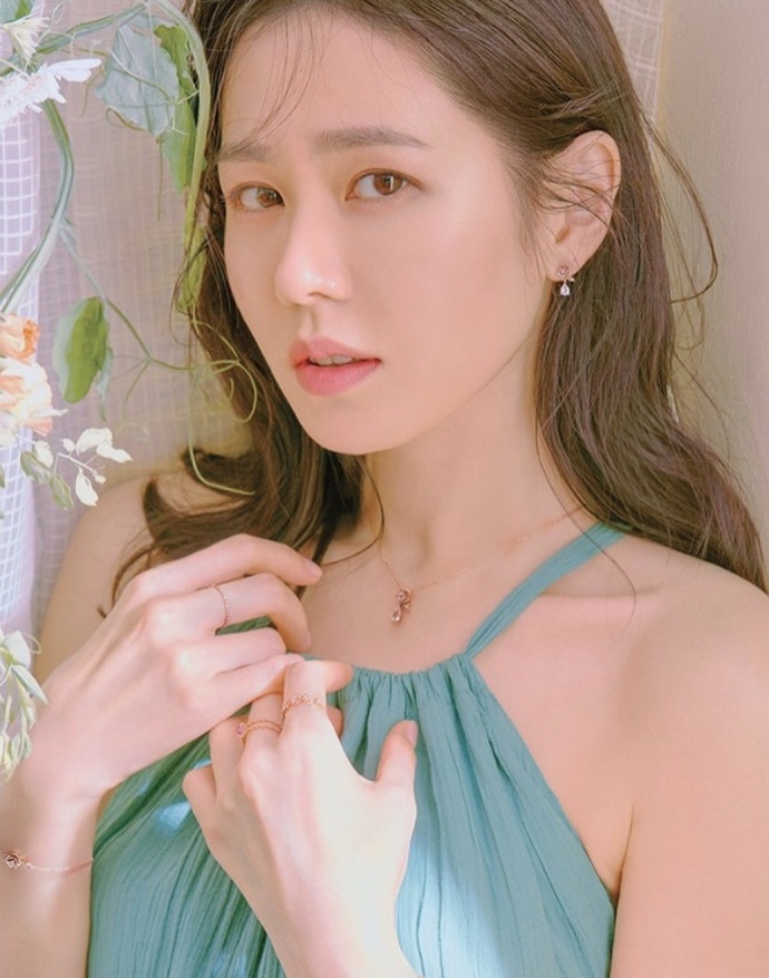 韩国美女明星孙艺珍温婉柔美写真 5